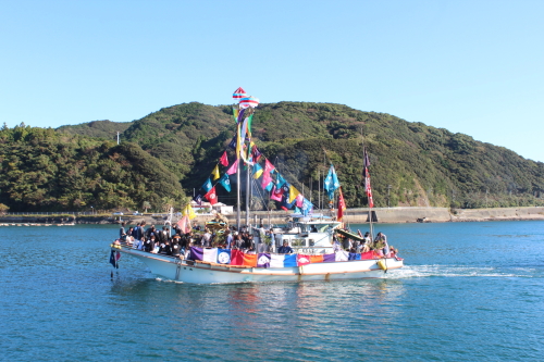 鹿島神社大祭-神輿を船に