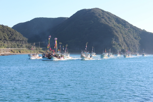 鹿島神社大祭-神輿を乗せた船