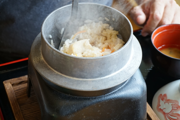 「鯛の釜めしと骨蒸し定食」